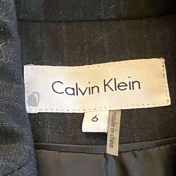 Calvin Klein Gray Pinstripe Suit Jacket. Preowned Size 6. - Picture 5 of 5